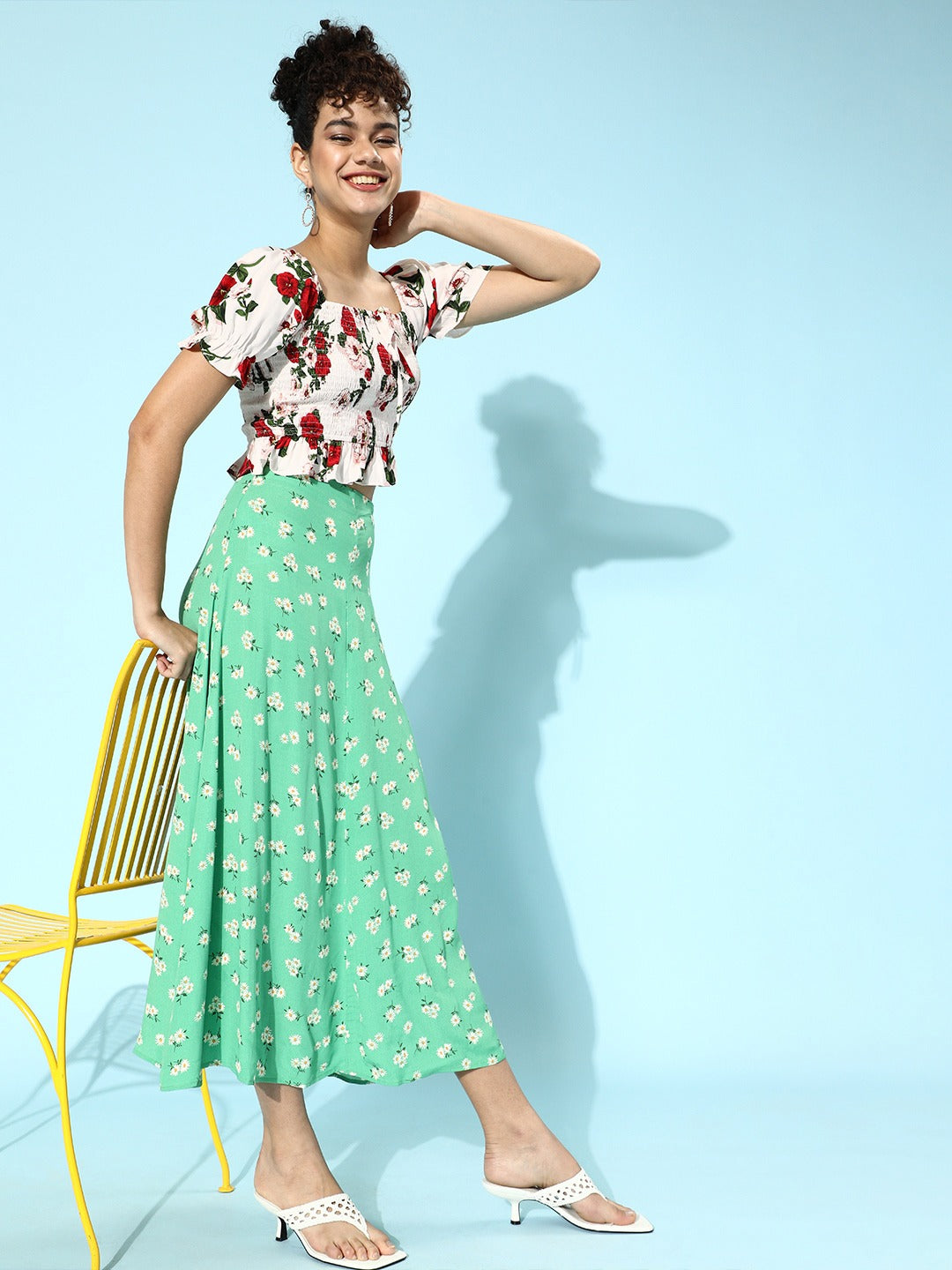 Berrylush Women White Floral Printed Square-Neck Crepe Fitted Crop Top