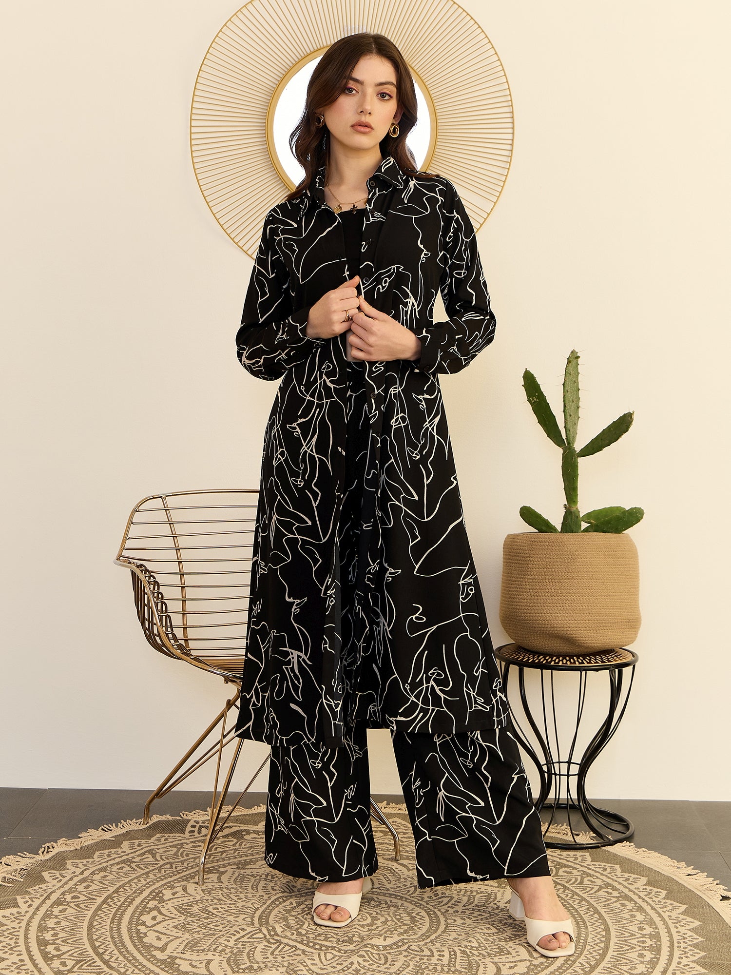 Women Black White Abstract Printed Spread Collar Neck Longline