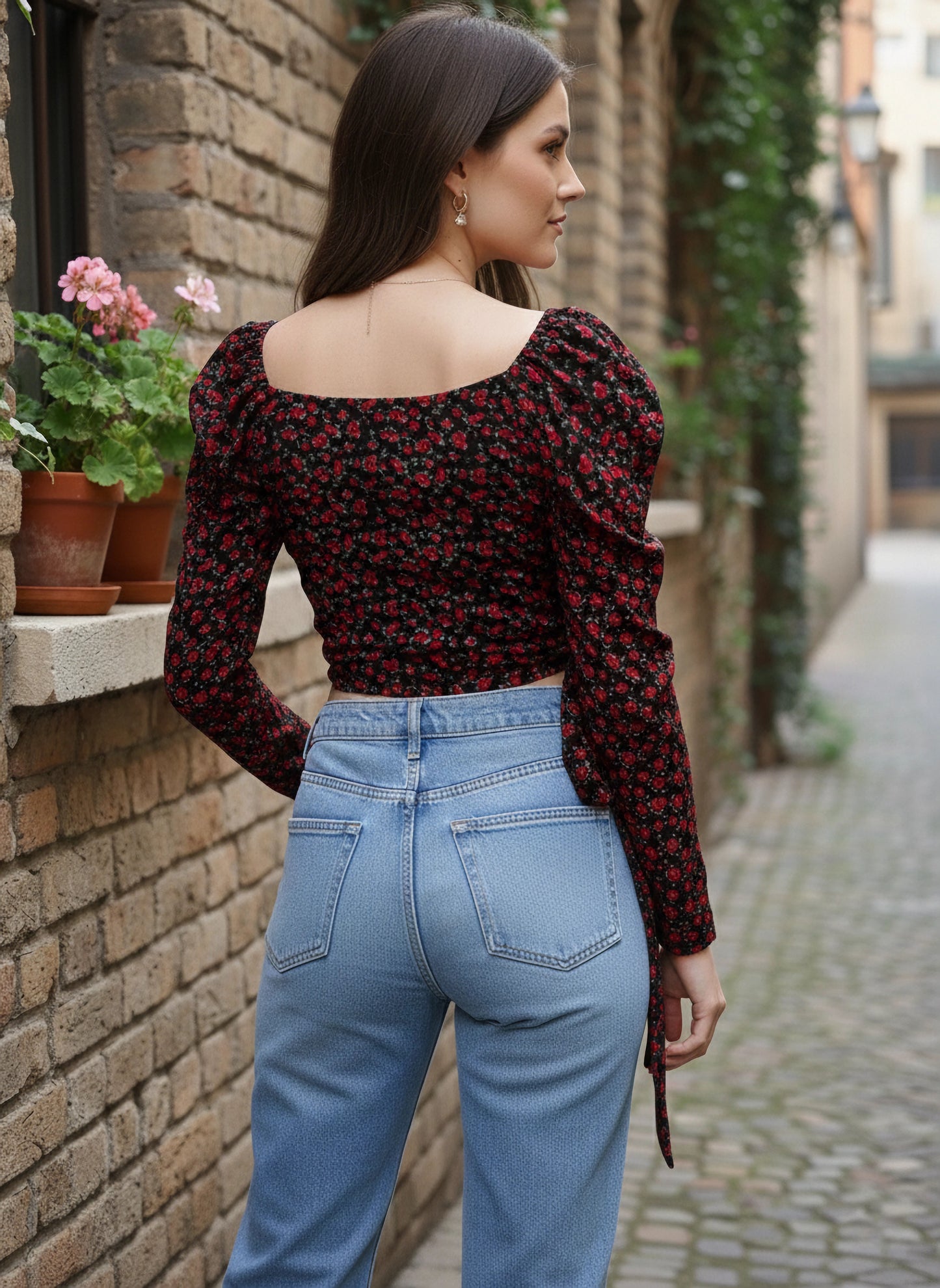 Berrylush Women Black & Red Floral Printed Sweetheart Neck Waist Tie-Up Wrap Crop Top