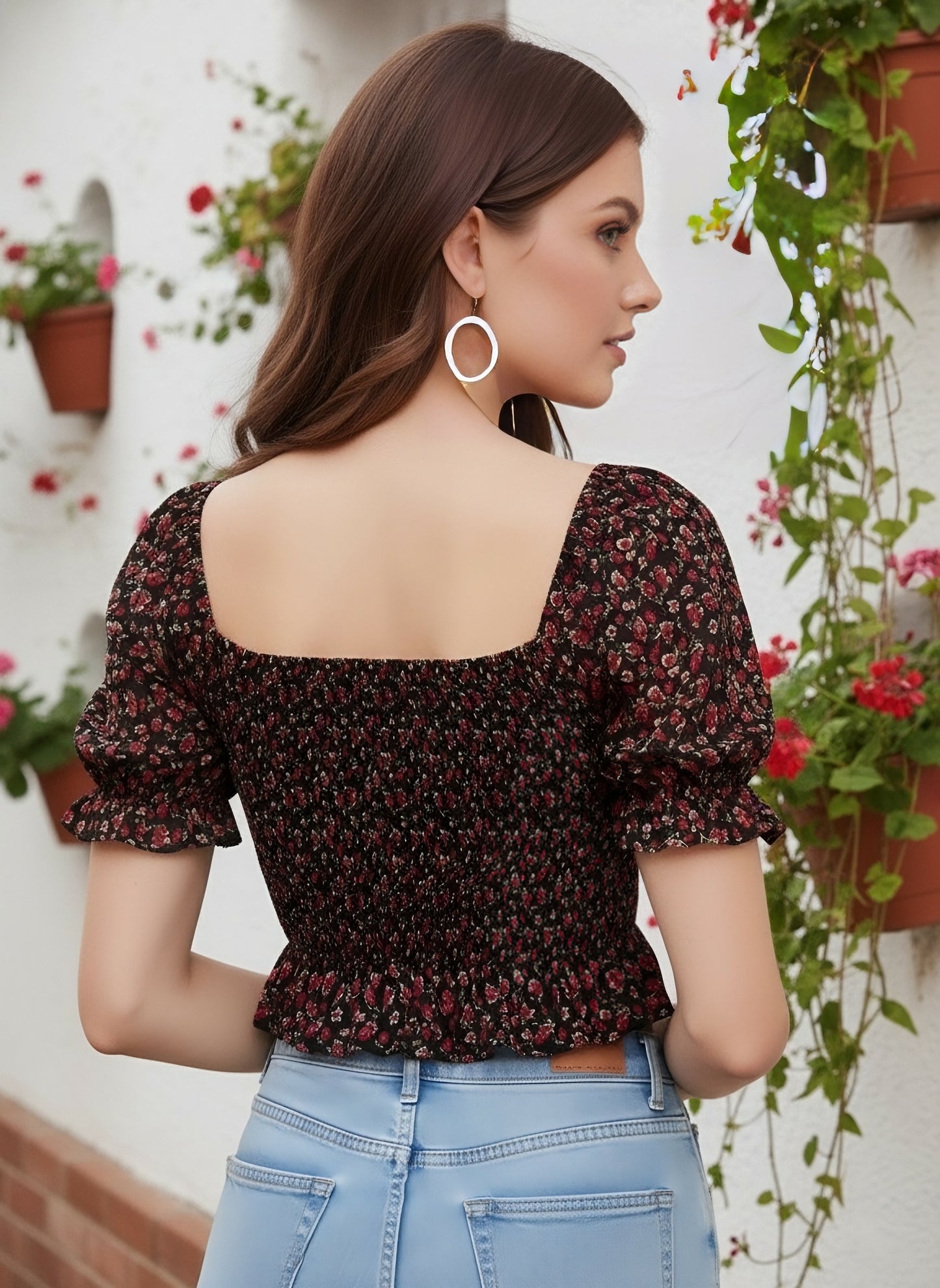 Berrylush Women Black Floral Print Smocked Crop Top