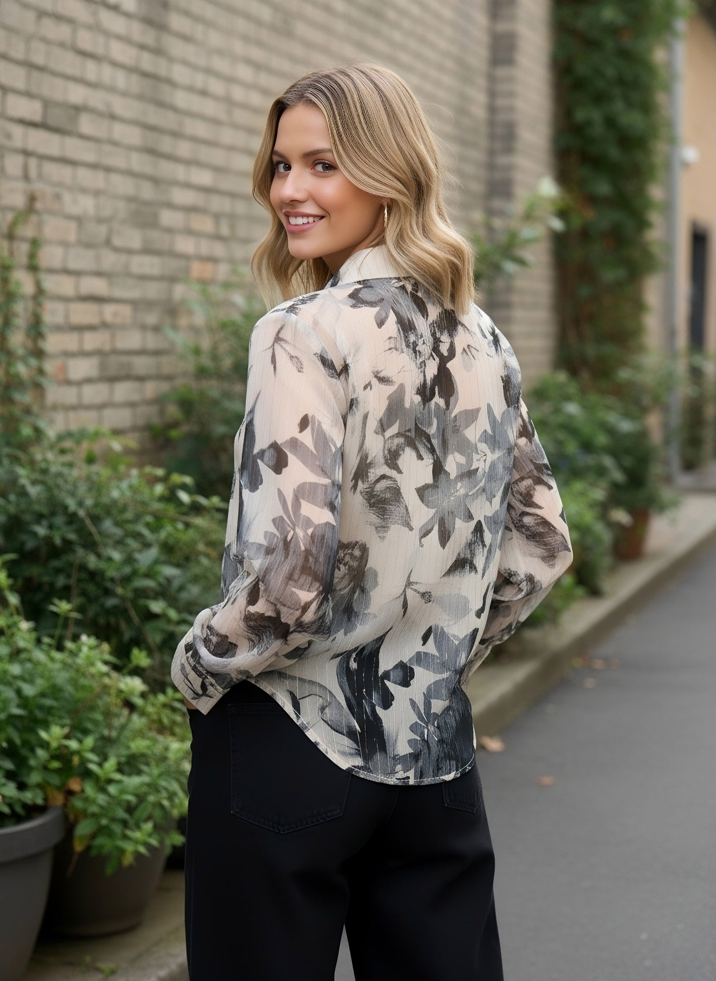 Berrylush Women Black Floral Print Spread Collar Long Sleeve Regular Shirt