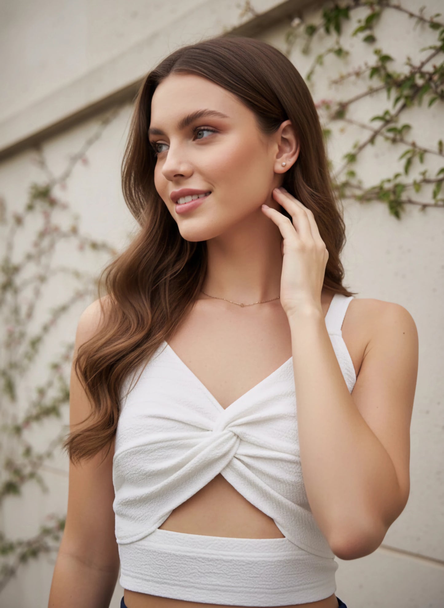 Solid White Sweetheart Neck Sleeveless Twist Front Cutout Cropped Cami Top