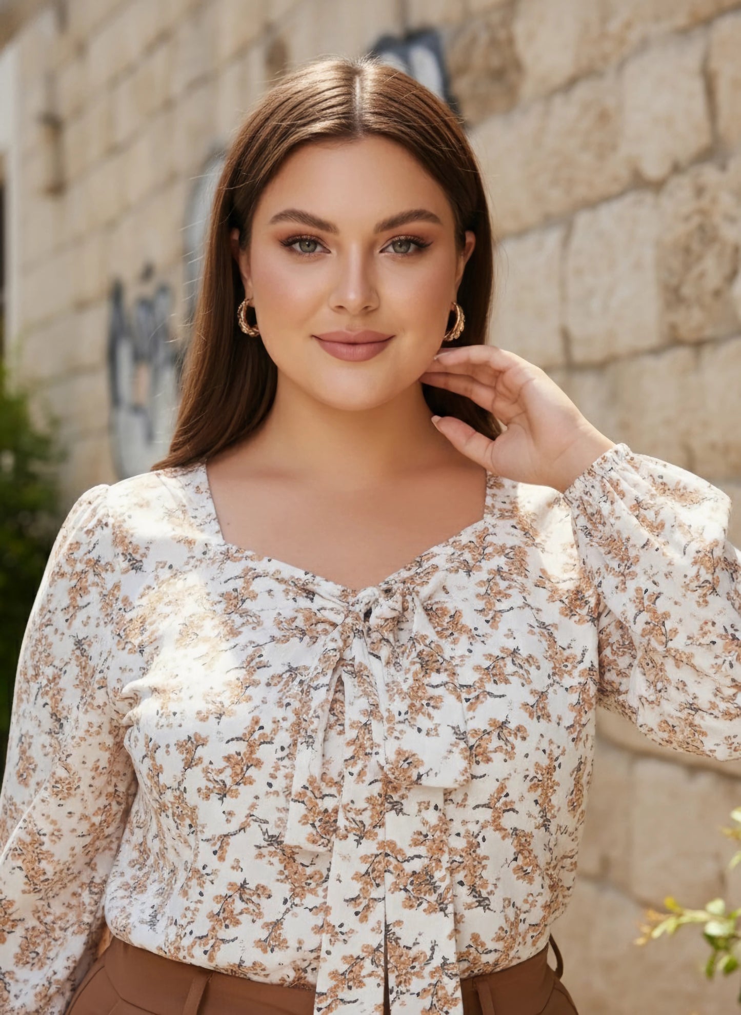 Berrylush Curve Women White & Beige Floral Printed Sweetheart Neck Puff Sleeves Front Tie-Up Curved Hem Regular Top