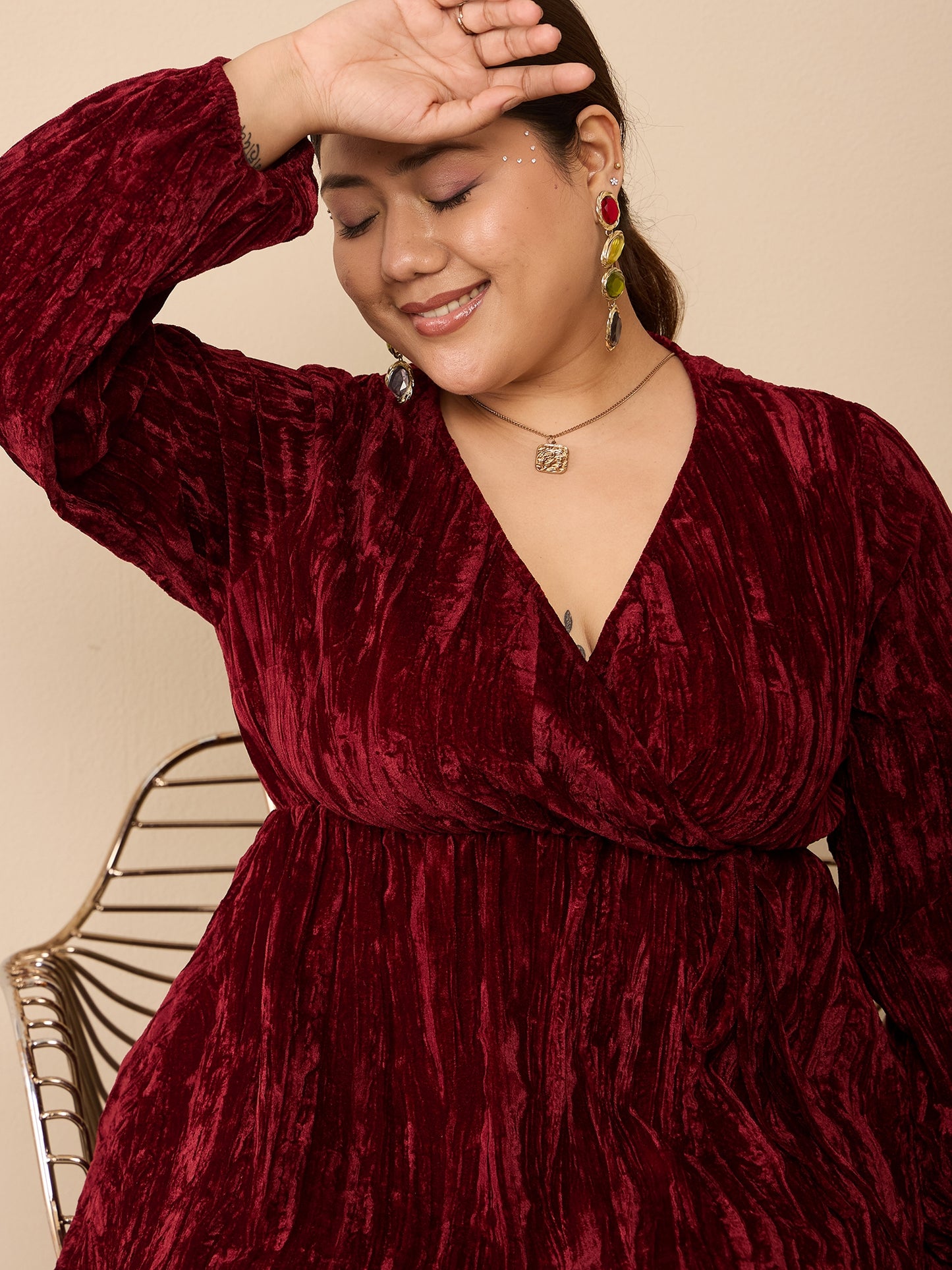 Berrylush Curve Women Solid Red V-Neck Puff Sleeves Tie-Up Waist Wrap Knitted Regular Top