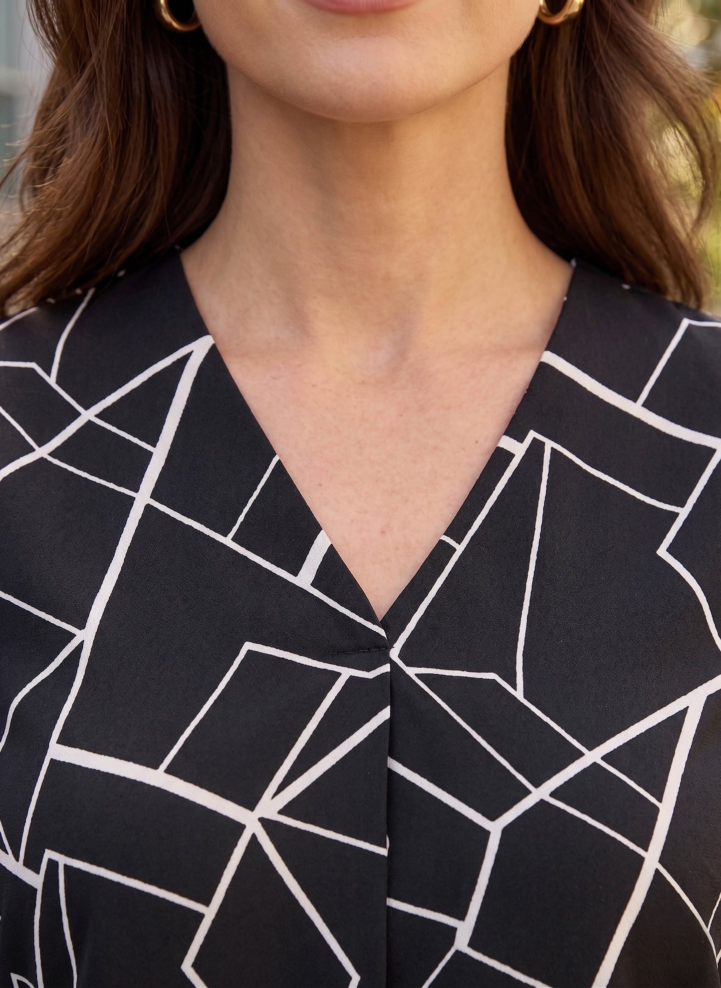 BIZwear Black & White Geometric Printed Spread Collar Neck Button-Up Curved Hem Regular Shirt