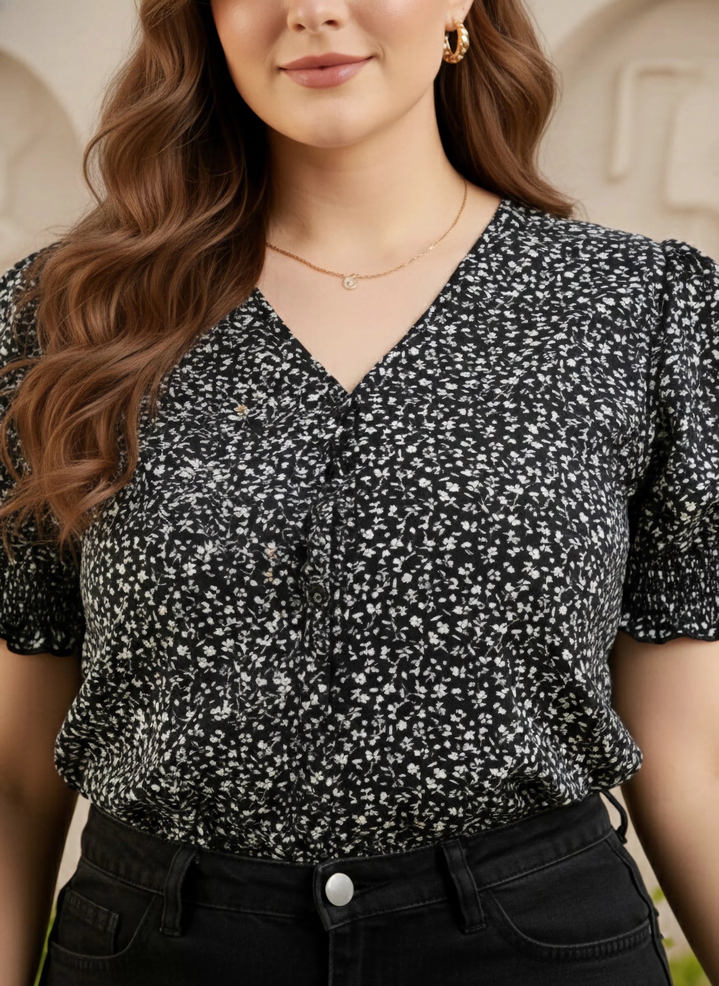 Berrylush Curve Women Black & White Floral Printed V-Neck Puff Sleeves Straight Hem Regular Top