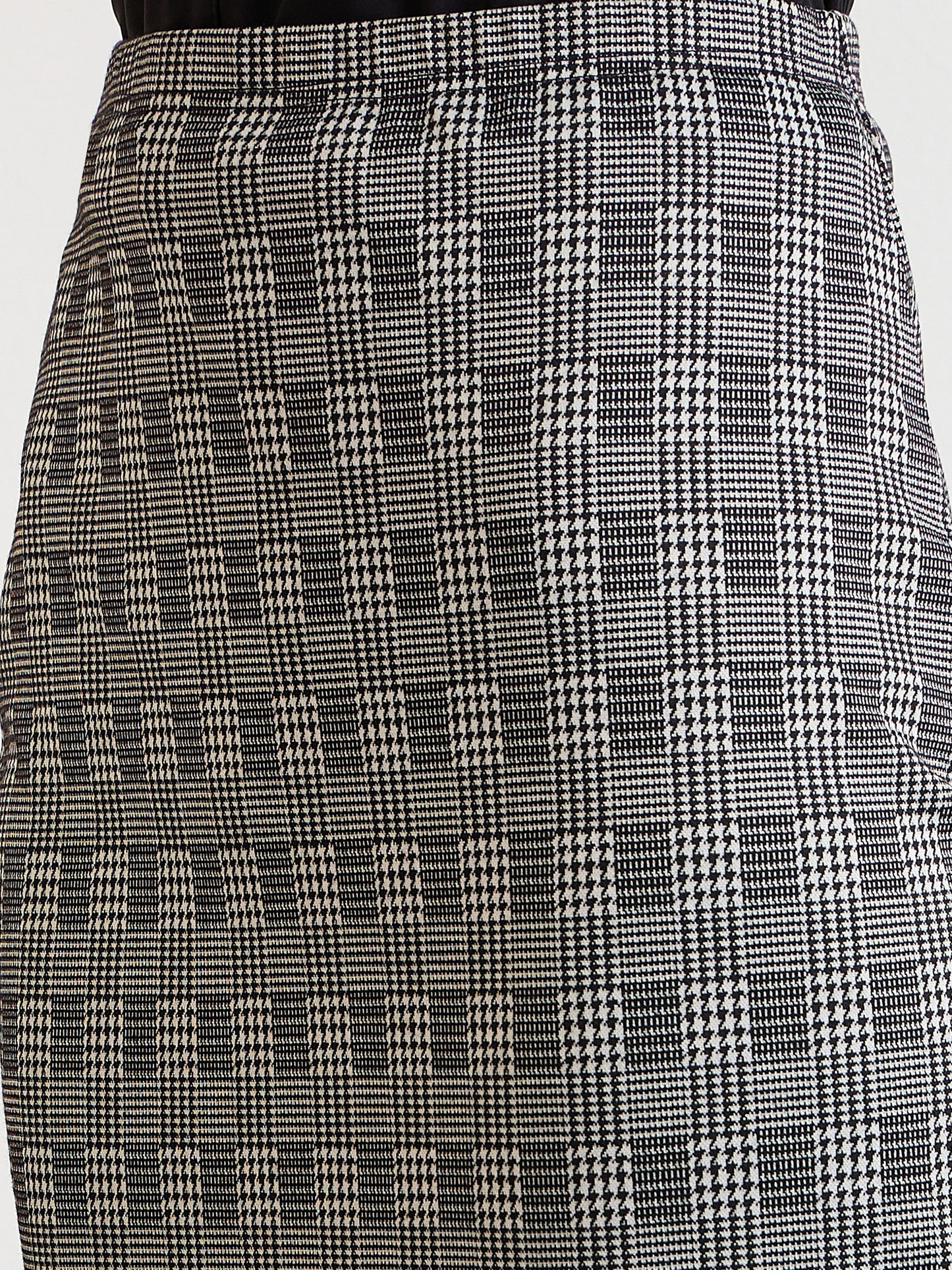 Berrylush BIZwear Women Black & White Checked Print High-Rise Waist Slip-On Straight Hem Knitted Pencil Midi Skirt