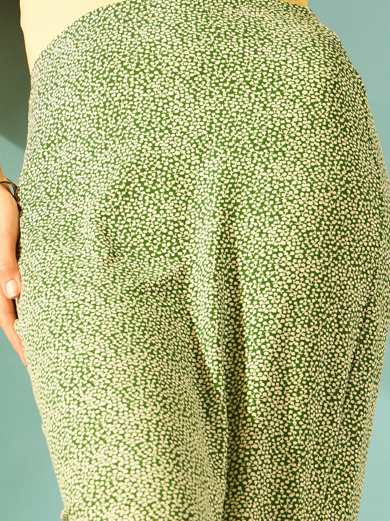 Berrylush Women Green & White Floral Printed High-Rise Waist Back-Slit Straight Hem Knitted Pencil Midi Skirt