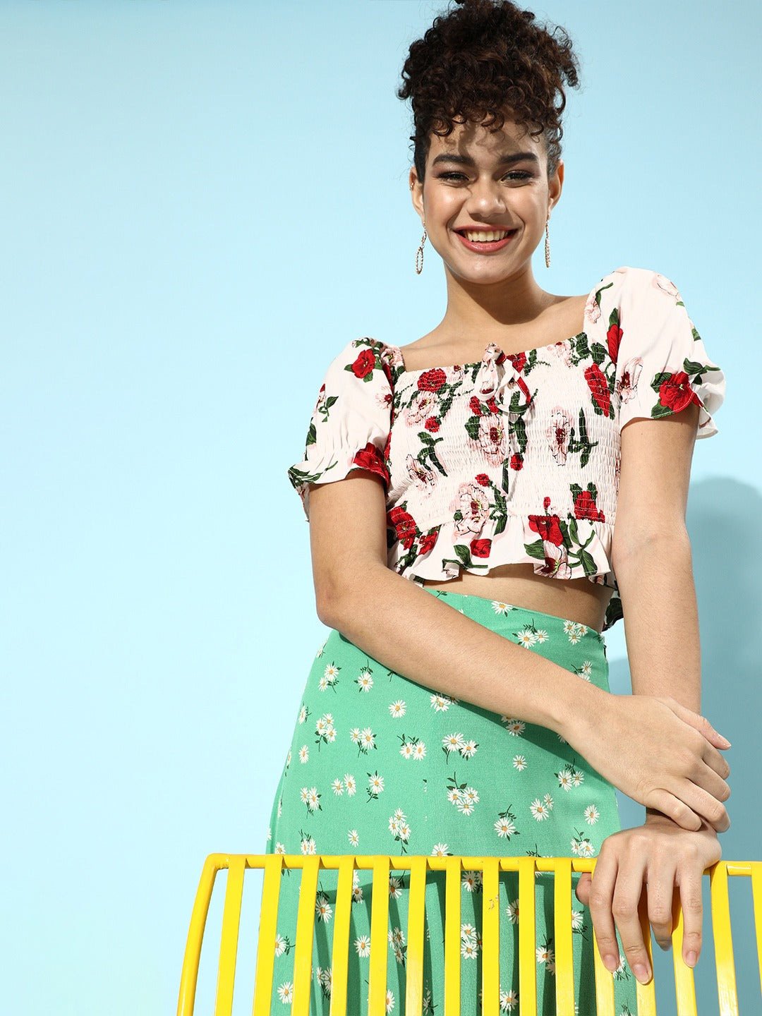 Berrylush Women White Floral Printed Square-Neck Crepe Fitted Crop Top