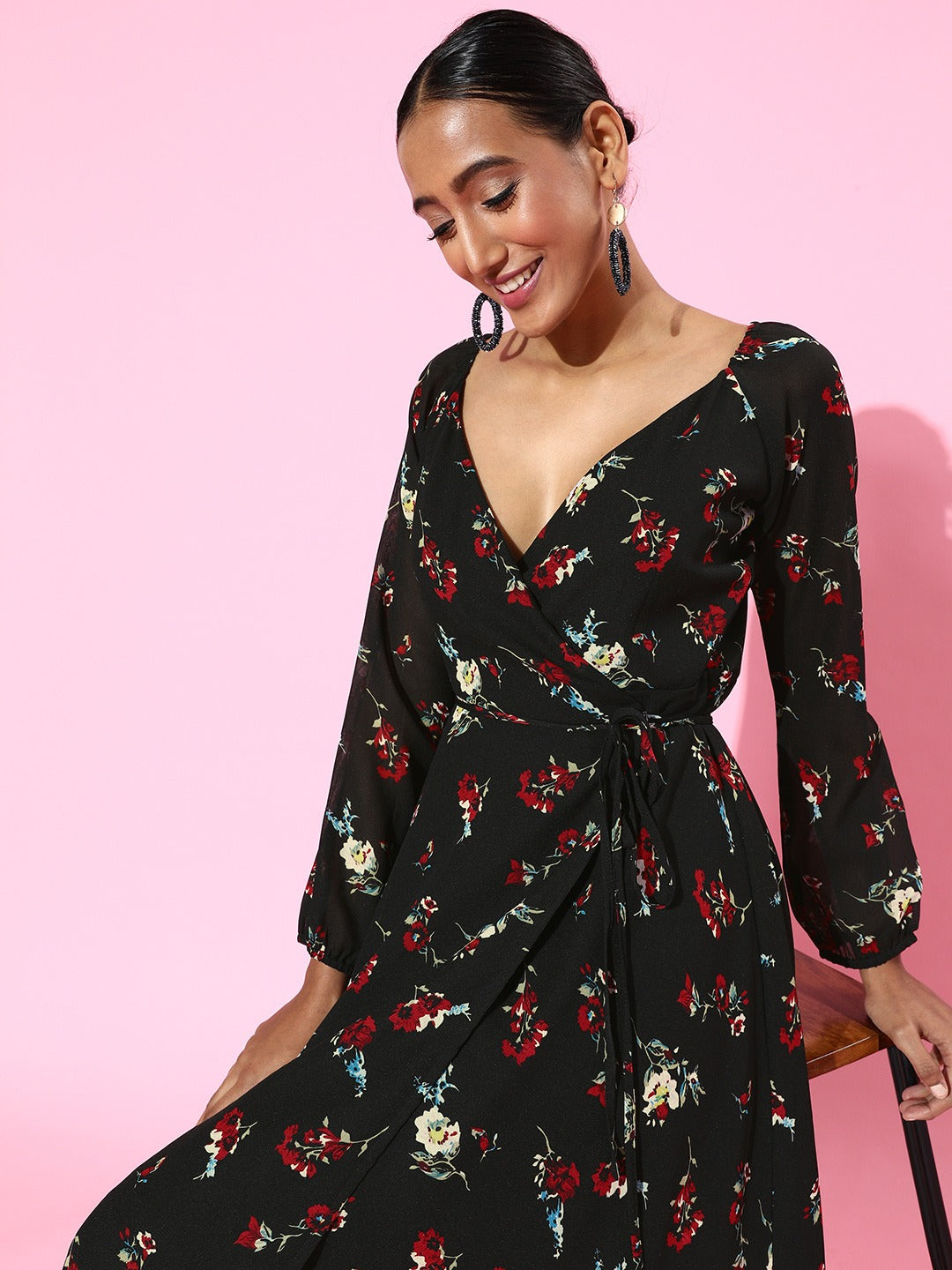 Berrylush Women Black Floral Printed V-Neck Waist Tie-Up Flared Wrap M Berrylush Women Black Floral Printed V-Neck Waist Tie-Up Flared Wrap M
