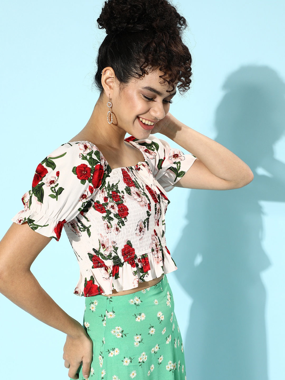 Berrylush Women White Floral Printed Square-Neck Crepe Fitted Crop Top