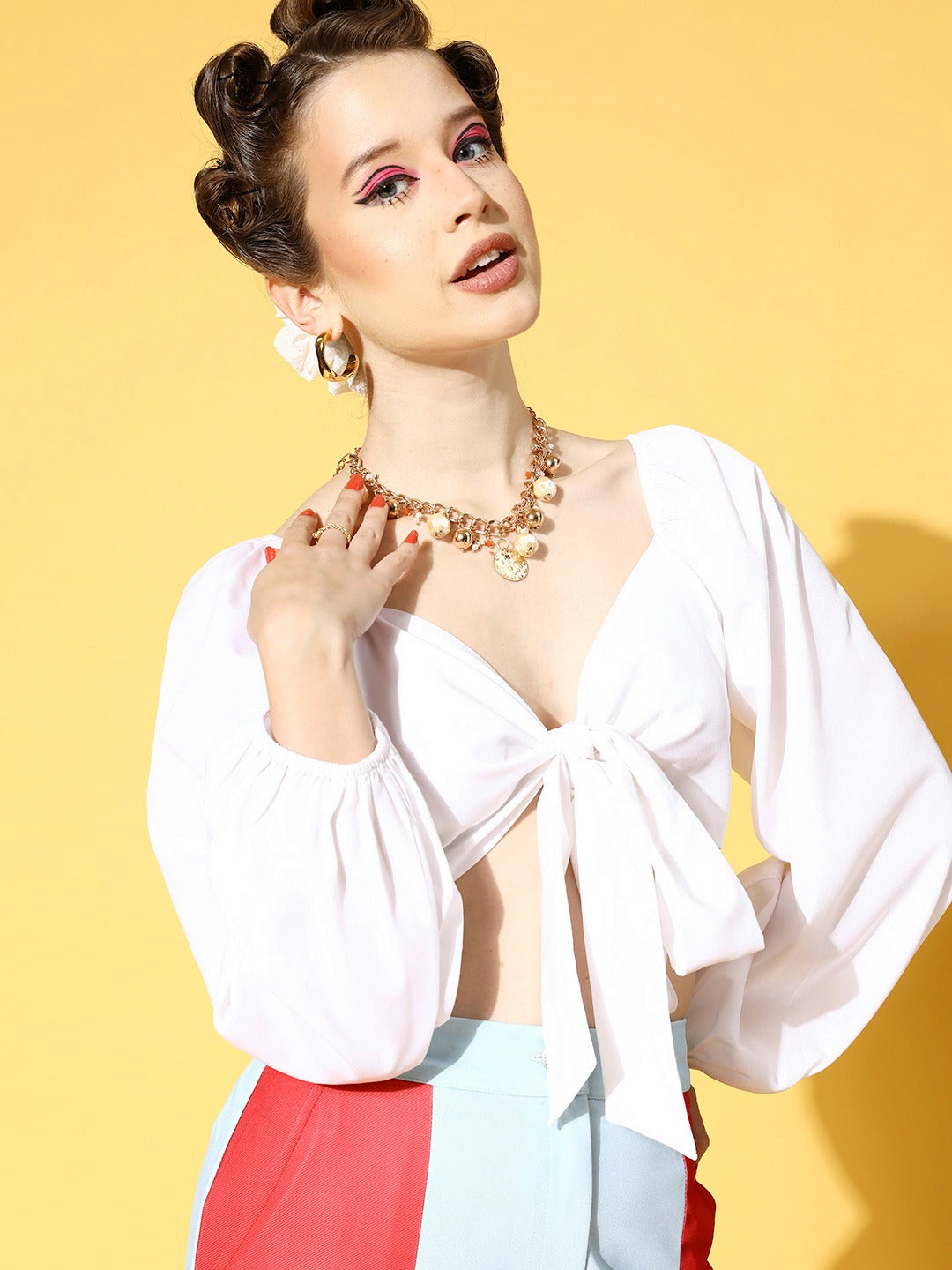 Berrylush Women Solid White Sweetheart Neck Front Tie-Up Crepe Cropped Top