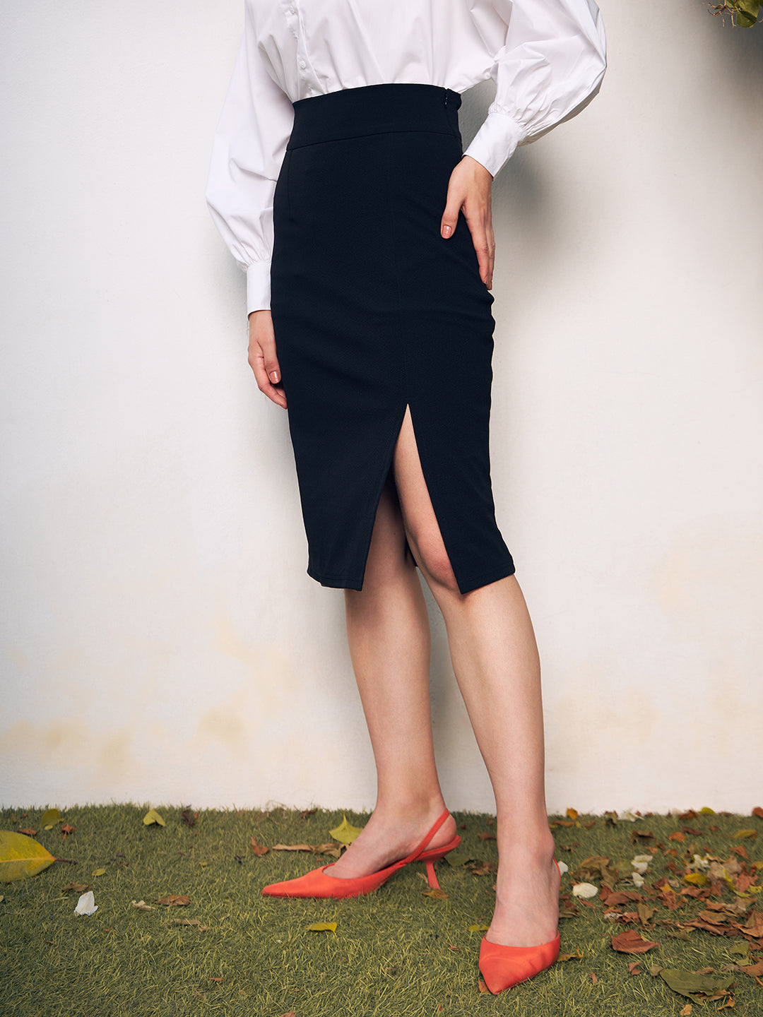 Women Solid Black High-Rise Elastic Waist Crepe Thigh-High Slit