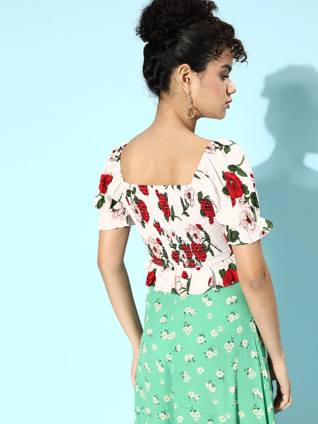 Berrylush Women White Floral Printed Square-Neck Crepe Fitted Crop Top