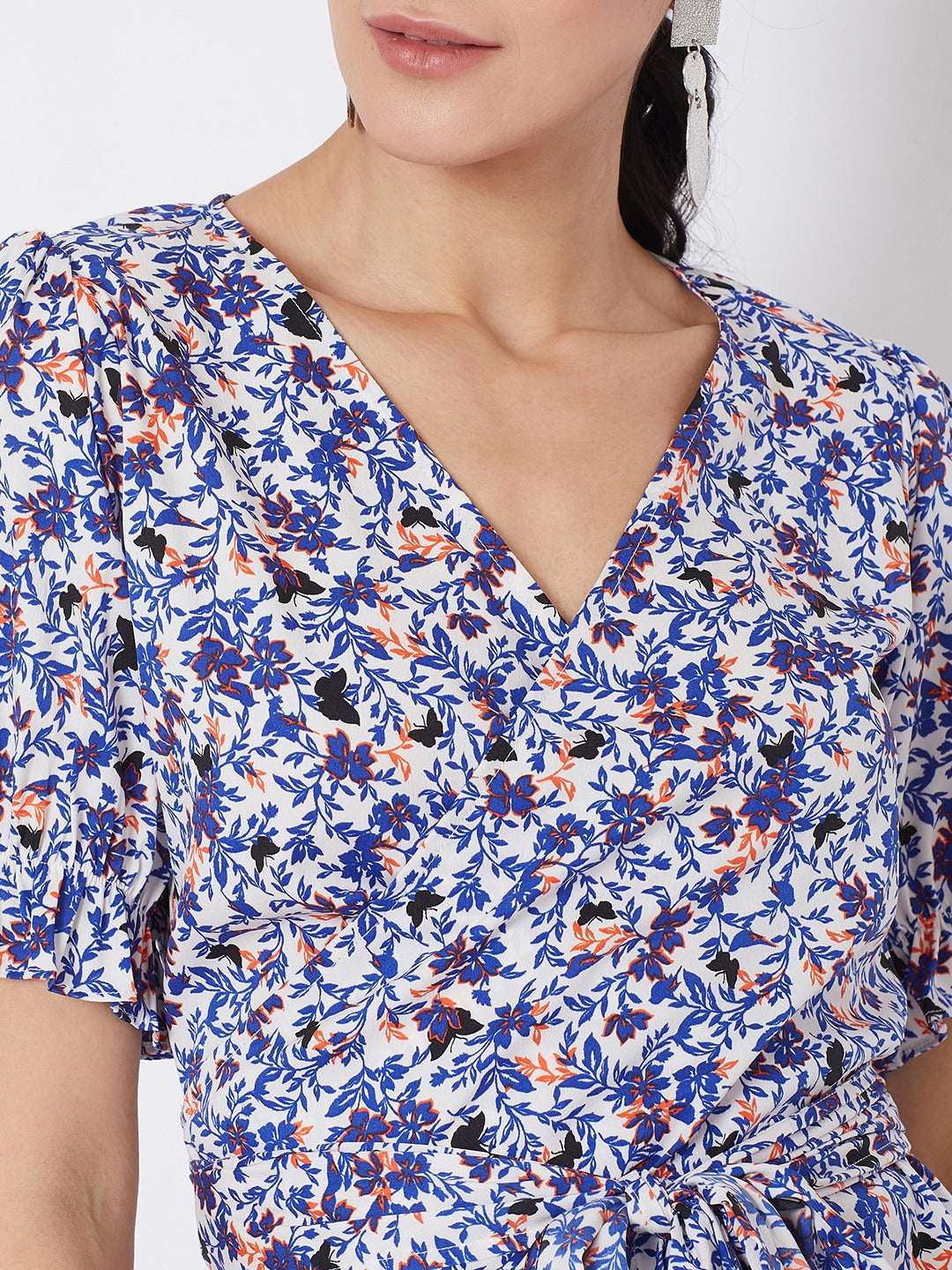 Berrylush Women White Floral Printed Puffed Sleeves Tie Knot Top