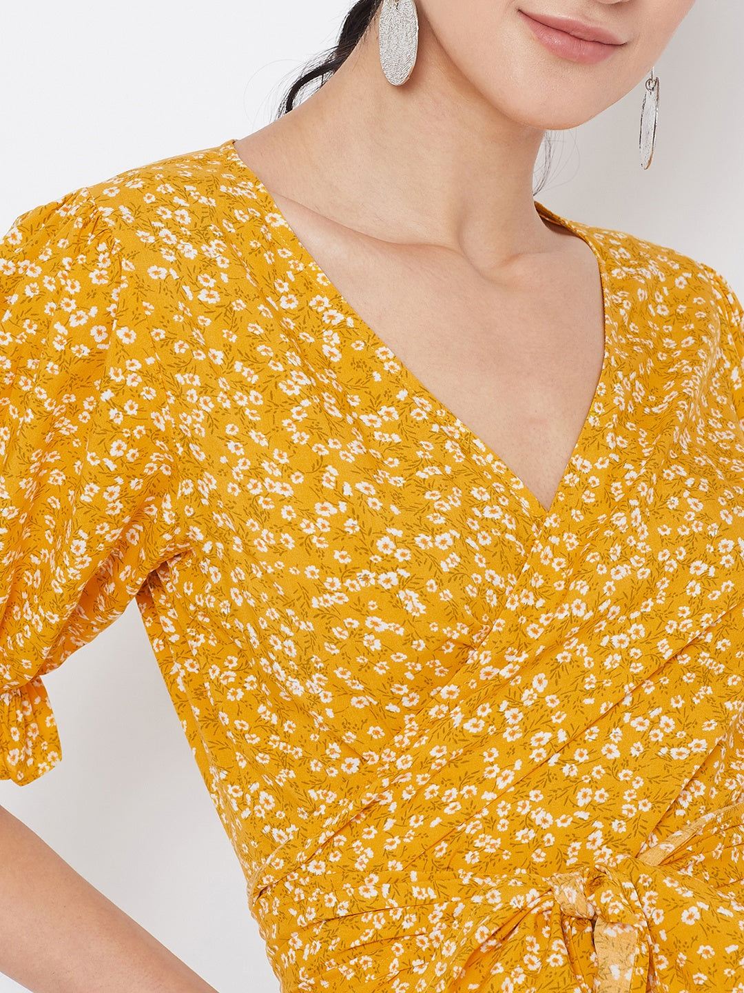 Berrylush Women Yellow & White Floral Printed Tie Knot Top