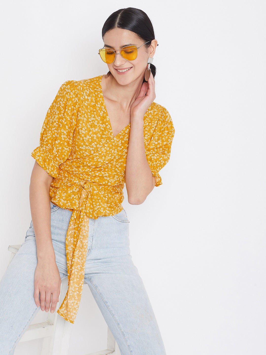 Berrylush Women Yellow & White Floral Printed Tie Knot Top